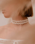 ragazza indossa collana girocollo choker argento passamaneria bianca due nastri made in italy