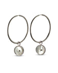 orecchini cerchio argento ciondolo bottoncino madreperla bianca made in italy