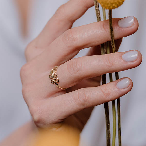 anello oro giallo fatto a mano italia piccola fedina ghirigori