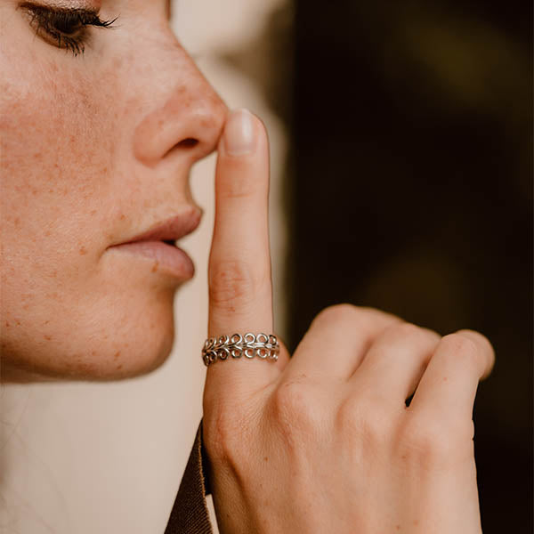 Anello fedina made in italy argento ghirigori indossato