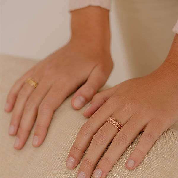 Anello fedina made in italy oro rosa ghirigori indossato