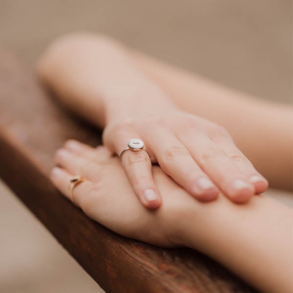 anello argento bottoncino madreperla bianca made in italy indossato