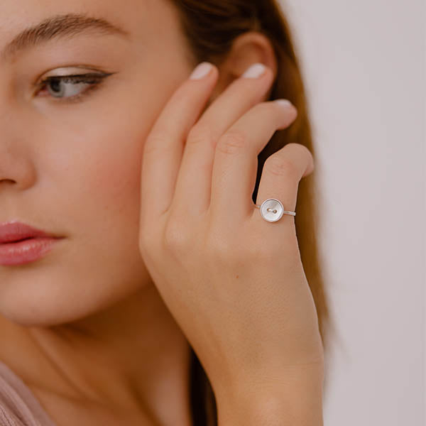 ragazza indossa anello argento bottoncino madreperla bianca made in italy