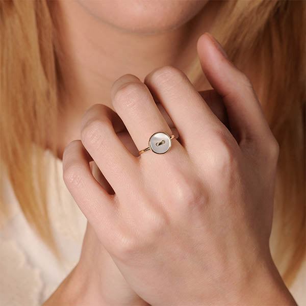 anello oro giallo bottoncino madreperla bianca made in italy