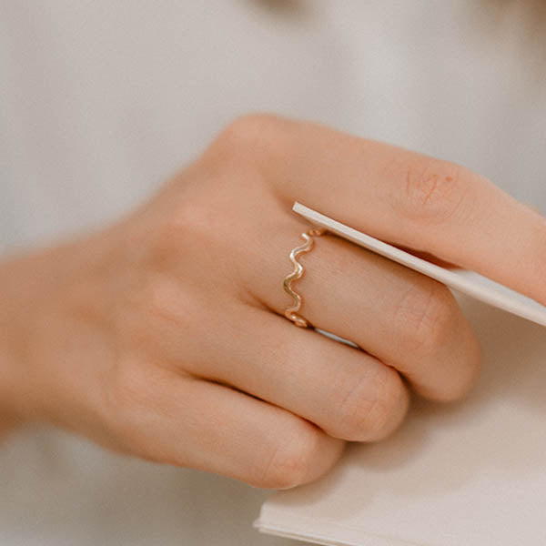 sottile anello oro rosa piccole onde fatto a mano italia