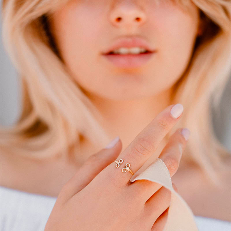 ragazza indossa sottile anello oro giallo aperto ghirigori fatto a mano italia