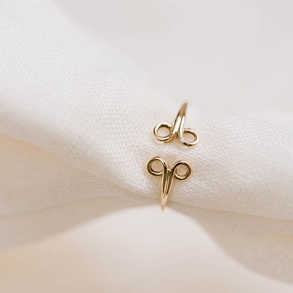 sottile anello oro giallo aperto ghirigori fatto a mano italia