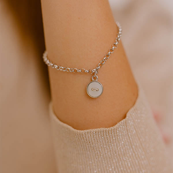 bracciale catenina argento piccolo ciondolo bottoncino madreperla bianca made in italy