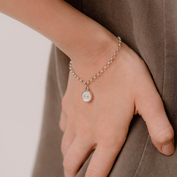 bracciale catenina argento piccolo ciondolo bottoncino madreperla bianca made in italy