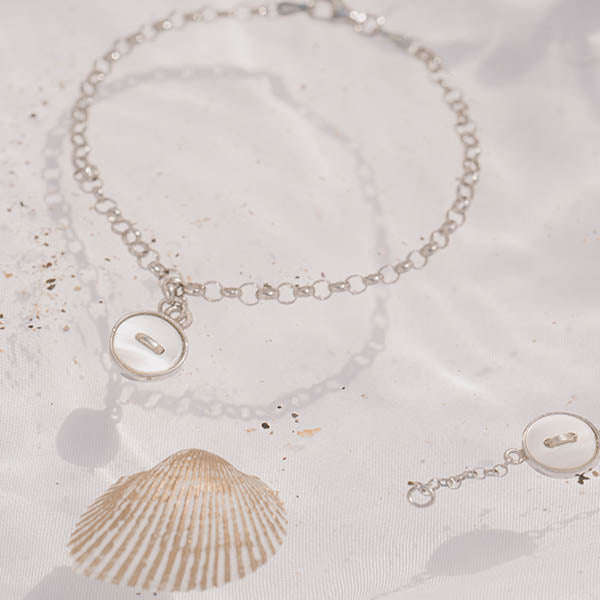 bracciale catenina argento piccolo ciondolo bottoncino madreperla bianca made in italy