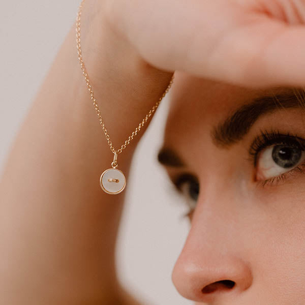 bracciale catenina oro giallo piccolo ciondolo bottoncino madreperla bianca made in italy