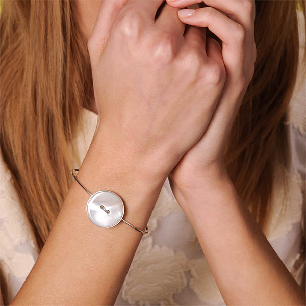 ragazza indossa bracciale argento bottone madreperla bianca fatto a mano italia