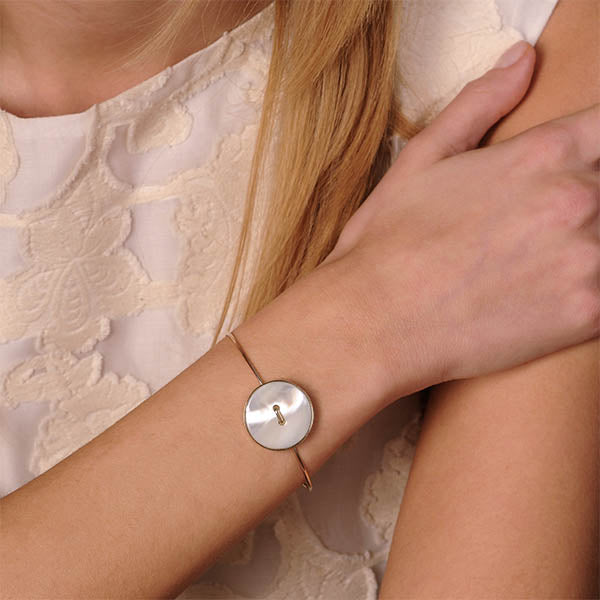 ragazza indossa bracciale oro giallo bottone madreperla bianca fatto a mano italia
