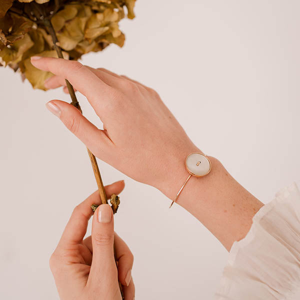 bracciale oro giallo bottone madreperla bianca fatto a mano italia