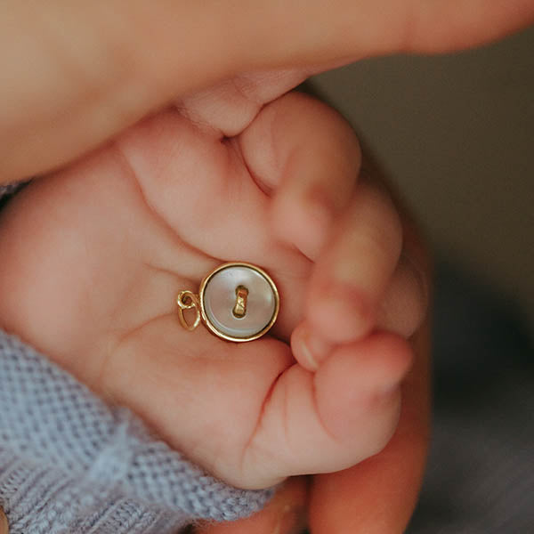 piccolo ciondolo oro giallo bottoncino madreperla azzurra made in italy