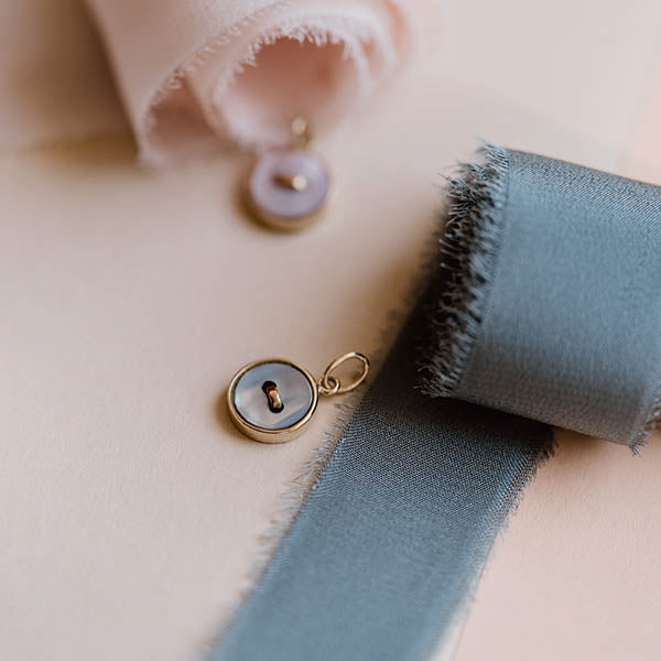 piccolo ciondolo oro giallo bottoncino madreperla azzurra made in italy