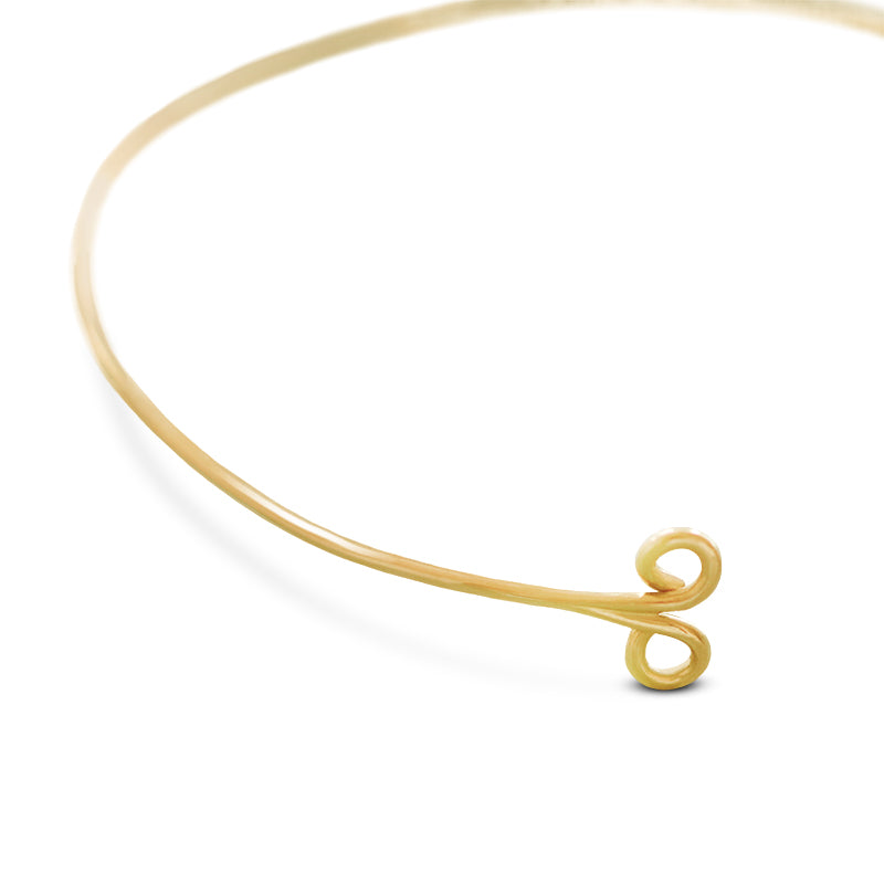 dettaglio collana girocollo sottile aperta davanti oro giallo ghirigori fatto a mano italia