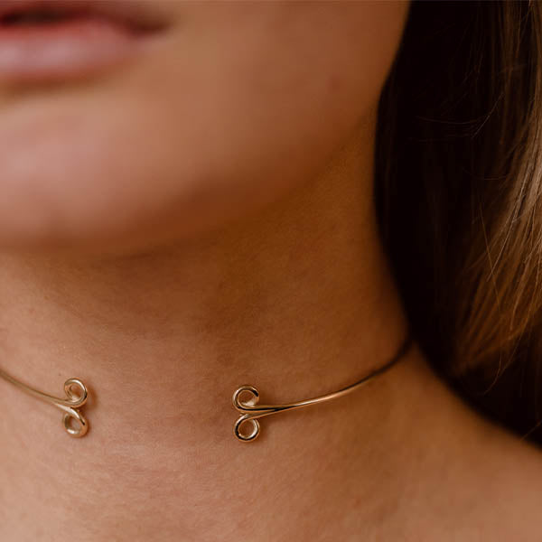 collana girocollo sottile aperta davanti oro giallo ghirigori made in italy