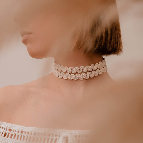 ragazza indossa collana girocollo choker argento passamaneria bianca due nastri made in italy