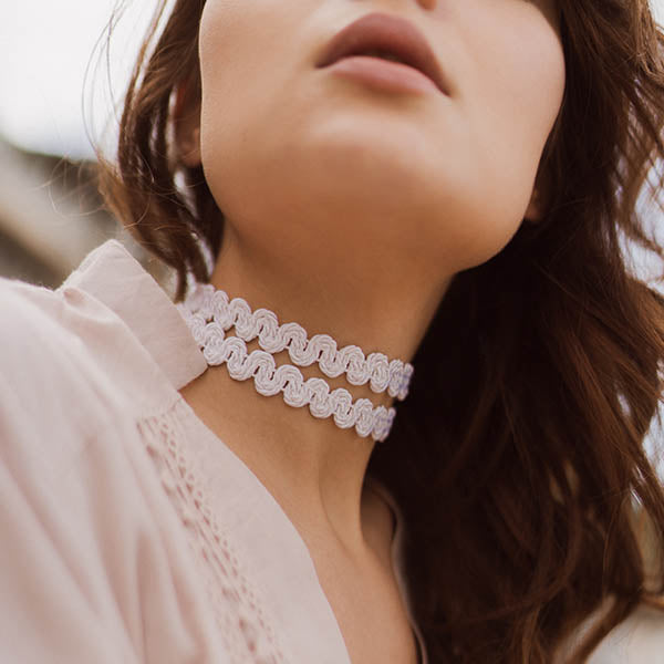 ragazza indossa collana girocollo choker argento passamaneria bianca due nastri made in italy