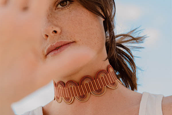 ragazza indossa collana girocollo choker argento nastro passamaneria onde mattone made in italy