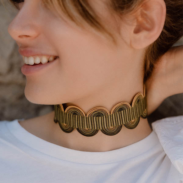 ragazza indossa collana girocollo choker argento nastro passamaneria onde verde made in italy