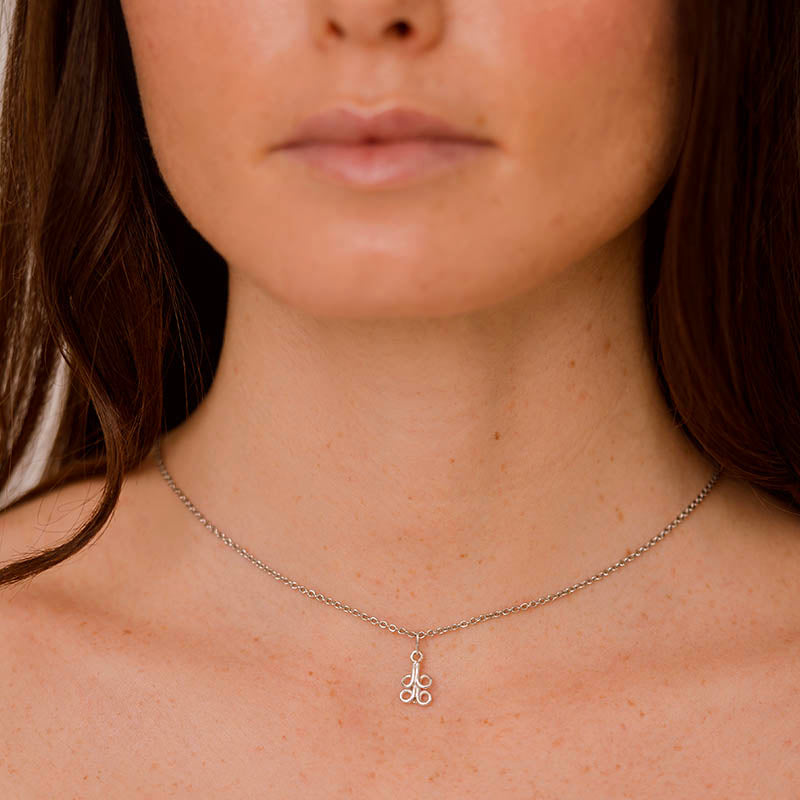 ragazza indossa collana sottile catena ciondolo ghirigori argento made in italy