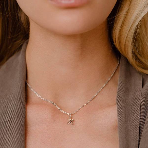 ragazza indossa collana sottile catena ciondolo ghirigori argento made in italy