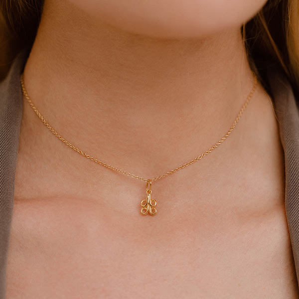 ragazza indossa collana sottile catena ciondolo ghirigori oro giallo made in italy