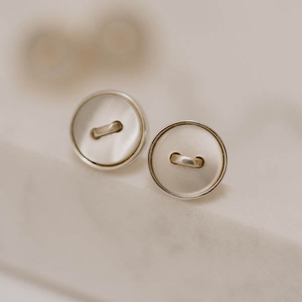 piccoli orecchini lobo argento bottoncini madreperla bianca