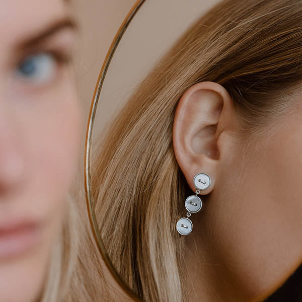 orecchini pendenti argento tre bottoncini madreperla bianca made in italy