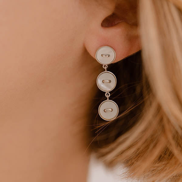 dettaglio orecchini pendenti argento tre bottoncini madreperla bianca made in italy