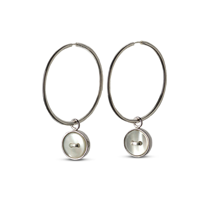 orecchini cerchio argento ciondolo bottoncino madreperla bianca made in italy