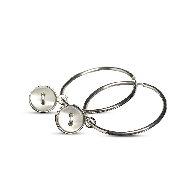 orecchini cerchio argento ciondolo bottoncino madreperla bianca made in italy