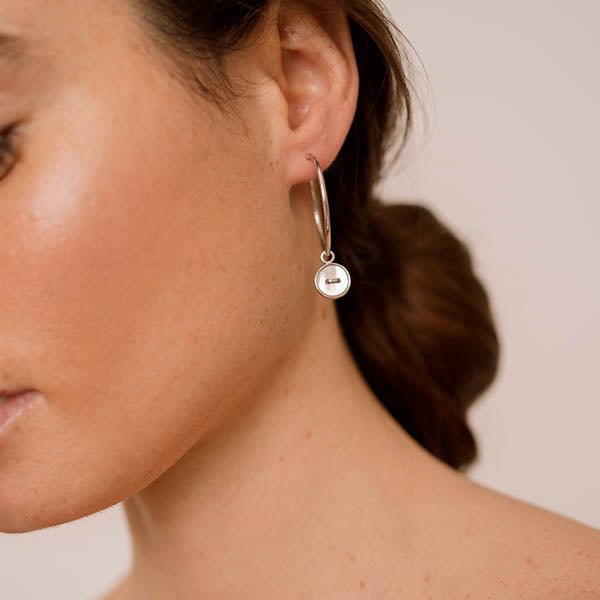 orecchini cerchio argento ciondolo bottoncino madreperla bianca made in italy