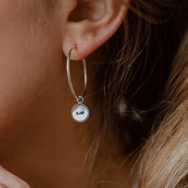 orecchini cerchio argento ciondolo bottoncino madreperla bianca made in italy