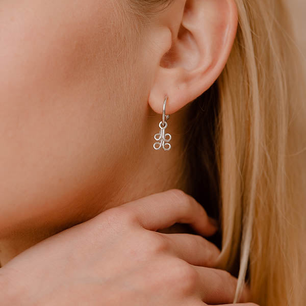 orecchini argento piccoli cerchi ciondolo ghirigori fatto a mano italia