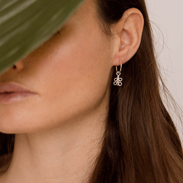 orecchini argento piccoli cerchi ciondolo ghirigori fatto a mano italia