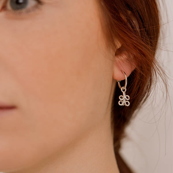 ragazza indossa orecchini argento piccoli cerchi ciondolo ghirigori fatto a mano italia