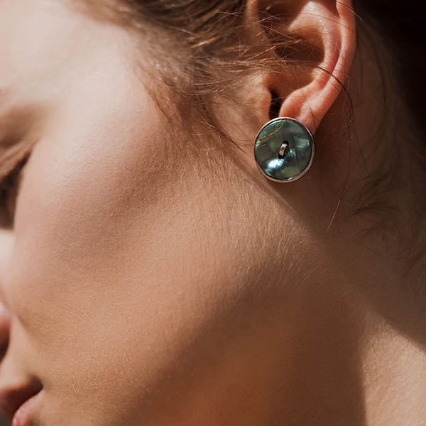 orecchini lobo argento bottone madreperla turchese fatti a mano italia