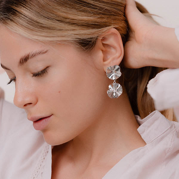 ragazza indossa orecchini pendenti argento increspature fatti a mano italia