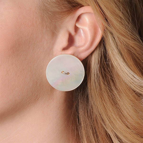 ragazza indossa orecchini argento lobo grande madreperla bianca made in italy